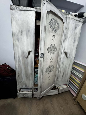 Ντουλάπα ξύλινη αναπαλαιωμένη με χρώματα κιμωλίας