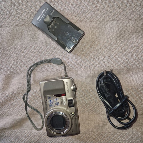 Olympus 7.1 Mega Pixel Camera like new, fully functional
