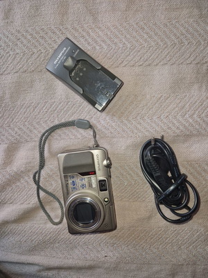 Olympus 7.1 Mega Pixel Camera like new, fully functional