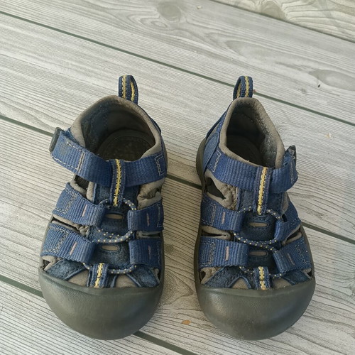 Keen sandals size 21.5, toddler shoes