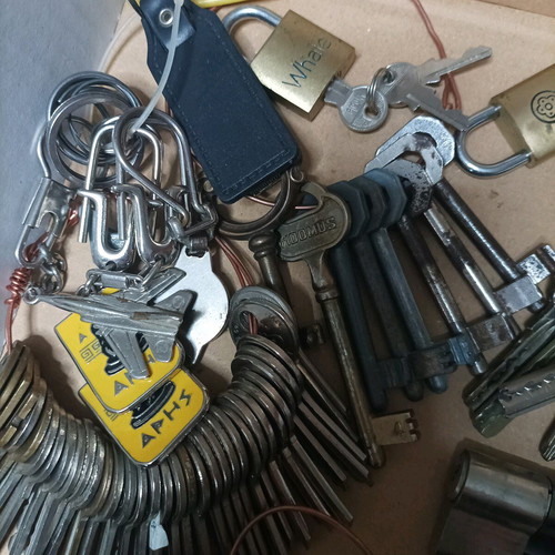 Keys used, pack of over 100 pieces