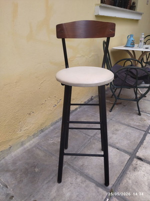 Bar stool like new, iron frame, brown color, seat height 0.78m