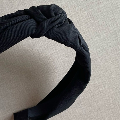 Black hairband new in excellent condition