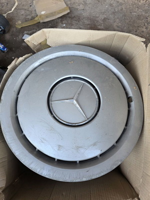 Mercedes-Benz hubcap 15 inch, like new, set of 11