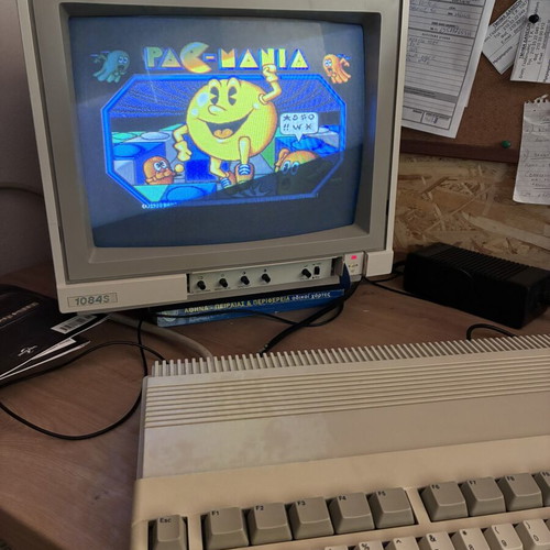 Amiga 500 complete system with Commodore 1084s monitor and accessories