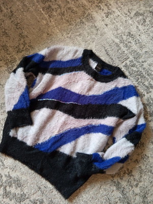 Madeleine sweater L wool in like new condition, black and blue