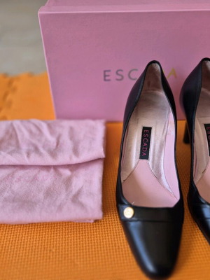 Escada leather pumps like new, size 38.5, black