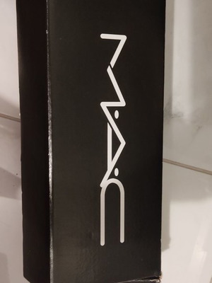 Mac κραγιόν καινούργιο με lip gloss