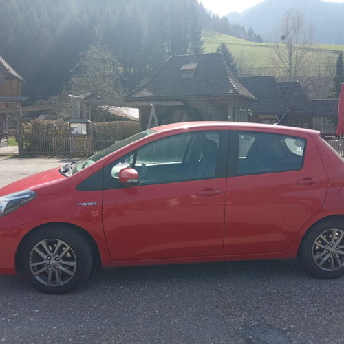 Toyota Yaris Hybrid 1.5 Automatic like new, red, 2016