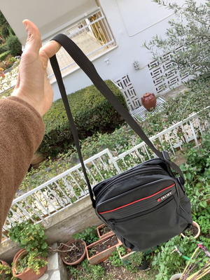 Delsey малка мъжка чанта за ръка и рамо употребявана, черна