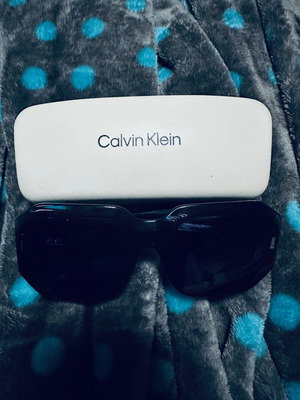 Γυναικεία γυαλιά ηλίου Calvin Klein σαν καινούργια, τετράγωνα κοκάλινα με μπλε polarized φακό