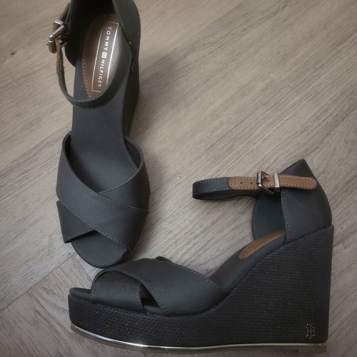 Tommy Hilfiger khaki platform sandals size 38 like new