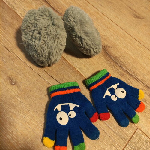 Children's gloves used for 4-5 years, gray ear protector