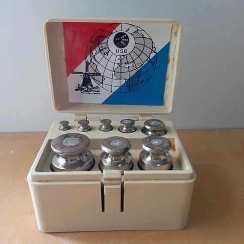 Vintage scales used in plastic case from 1981