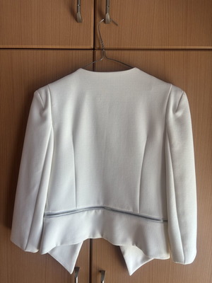 White cropped jacket with zipper