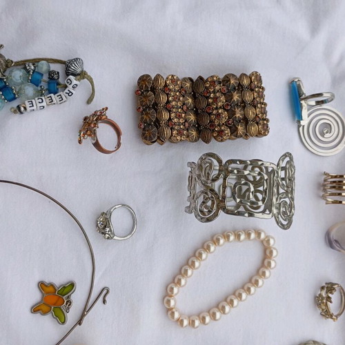 Jewelry like new, assorted gold and silver colors