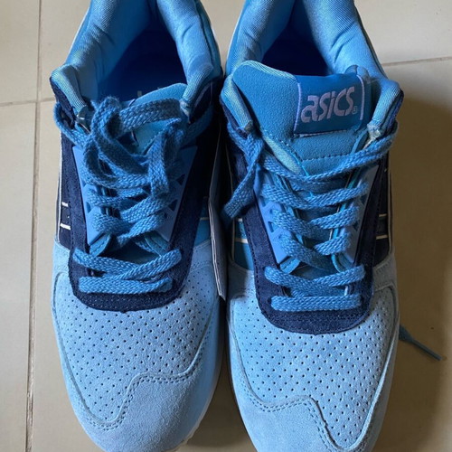 Asics shoes like new, left size 43.5 right size 42
