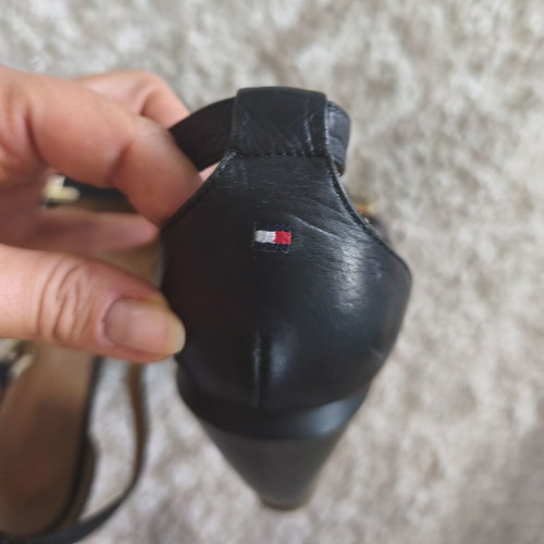 Tommy Hilfiger leather sandals size 39 used, black