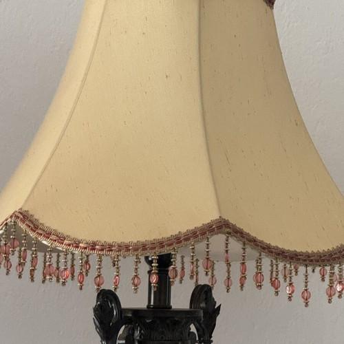 Table lamp like new, elegant home lighting