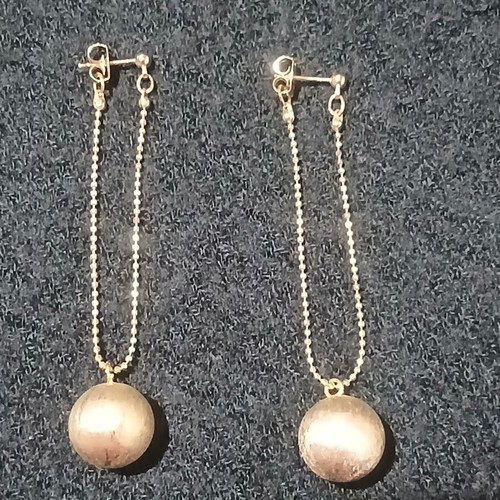 Dangling earrings with unique clasp, 7cm, matte gold ball, new