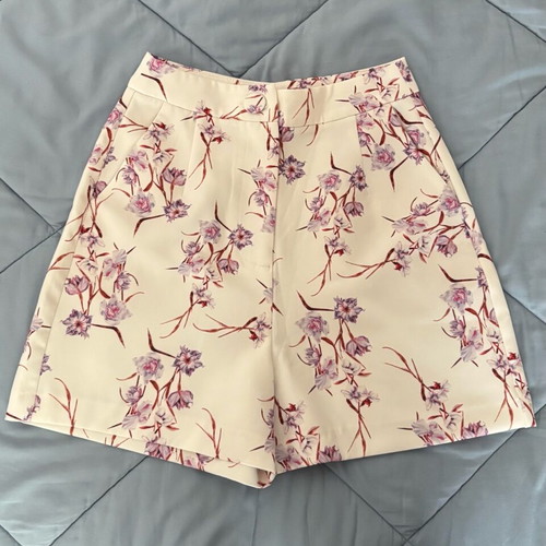 Mind Matter shorts like new, size XXS, white multicolor