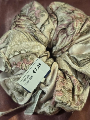 Scrunchie hair accessory Claire's new, vintage floral cream pink