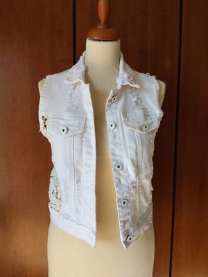 Λευκό denim γιλέκο με δαντέλα στην πλάτη μεταχειρισμένο, μέγεθος S/M