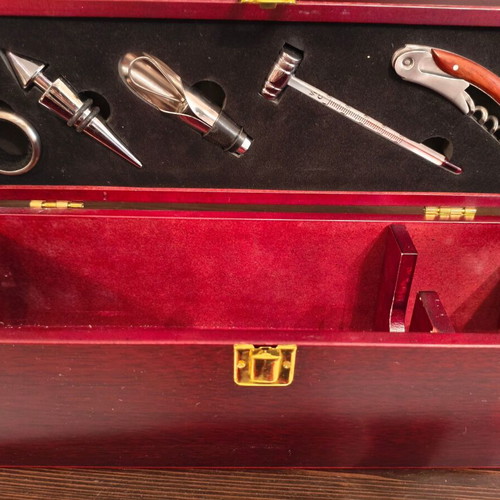Wooden wine case used with accessories