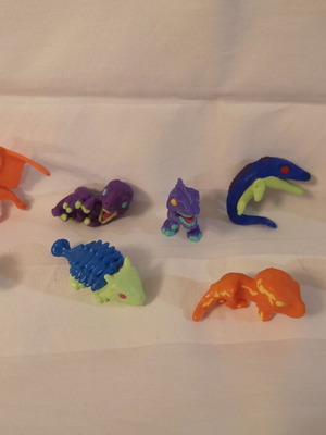 Kinder pack of 9 dinosaur figures like new