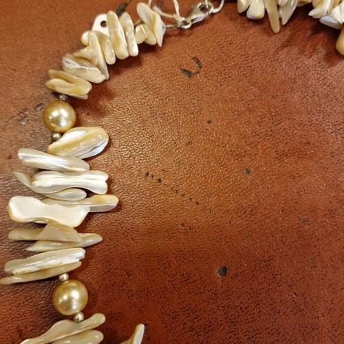 Shell necklace new, beige, 49cm with silver beads and clasp