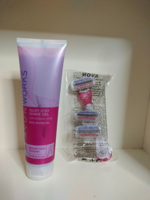 Women's shaving set with razor and shave gel new