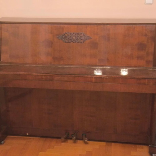 Akkopq Piano like new with three pedals
