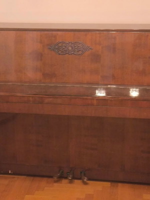 Akkopq Piano like new with three pedals