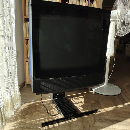 Bang & Olufsen television used 28 inches, 1980s model