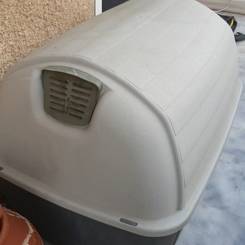 Large plastic dog house used, 1.20 x 1.50m
