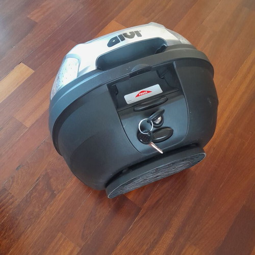 Givi 30LT motorcycle top case like new with base