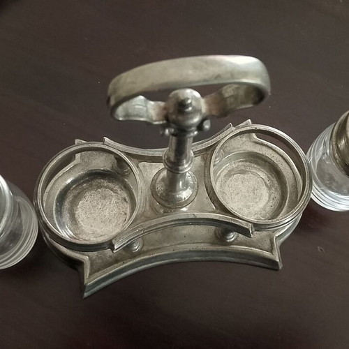 Vintage salt and pepper set like new with crystal containers and metal base