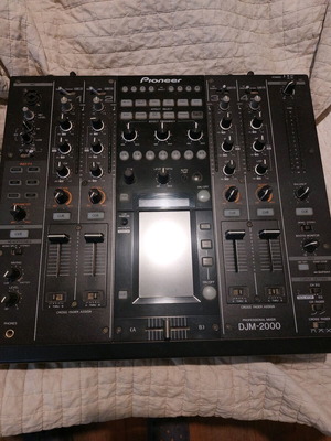 Pioneer DJM-2000 използван професионален 4-канален дигитален миксер с тъчскрийн