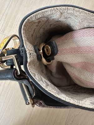 Axel bag like new, crossbody, black and pink