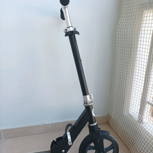 Lionelo scooter like new with foldable design and adjustable handlebar