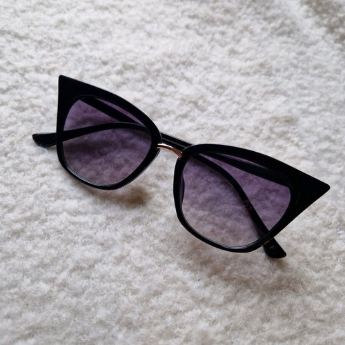Cateye sunglasses like new, black