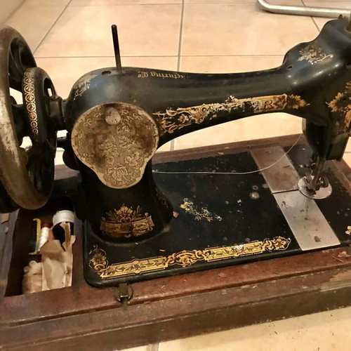 Singer manual sewing machine used, collectible antique 1902 with case