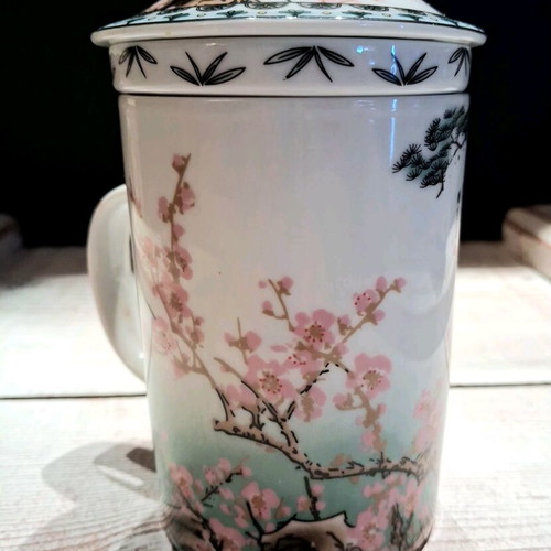 Vintage Chinese porcelain set new with collectible cups and filter