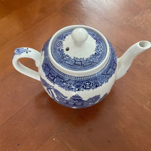 Blue Willow teapot from England like new