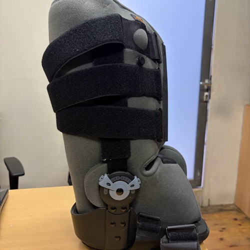 Orthopedic boot new with adjustable sizes