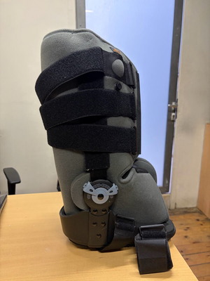 Orthopedic boot new with adjustable sizes