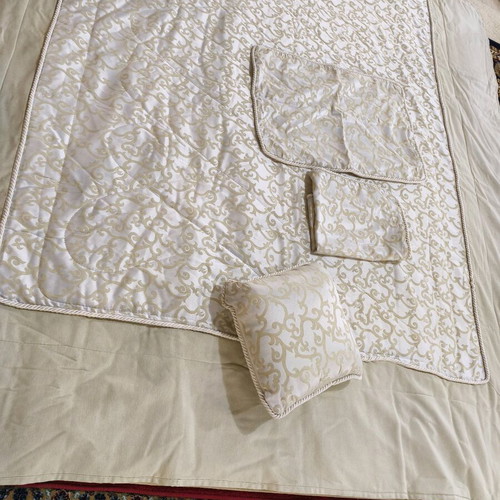 Jacquard quilt Italy new with 2 pillowcases and decorative item