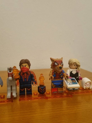 Lego minifigures like new, 5 pieces with 4 Spiderman and 1 Series 24