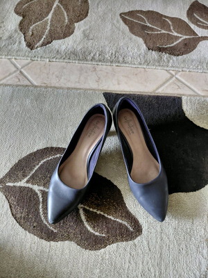 Clarks women's leather pumps like new, blue, size 37