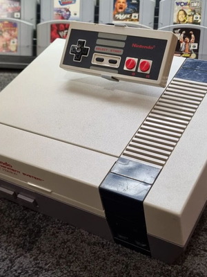 Βάση επίδειξης για κονσόλα και χειριστήριο NES από PLA βιοπλαστικό